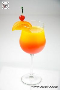 آب لیمو طلوع کوکتل چاشنی زده با یک گیلاس عرق البالو