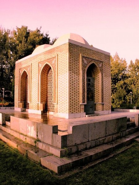 آرامگاهی که توسط استاد محسن فروغی برای آرتور پوپ و همسرش فیلیس اکرمن در اصفهان ساخته شد.