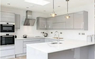 10 طراحی مدرن آشپزخانه U شکل با تصاویر در سال 2022