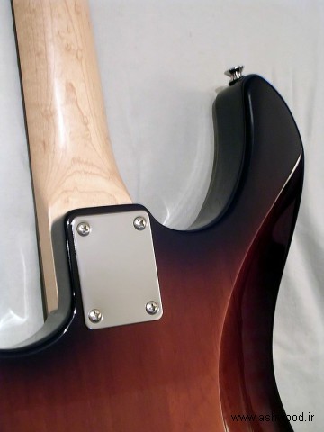 اتصال گردن با یک صفحه چهار پیچ بر روی یک گیتار برقی Yamaha Pacifica 112