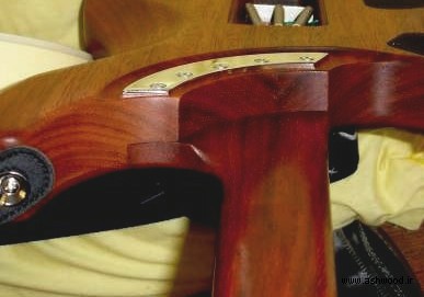 Stephen's Extended Cutaway (روی گیتار برقی Washburn N4 ) نسخه دیگری از اتصالات گردن پیچ است.