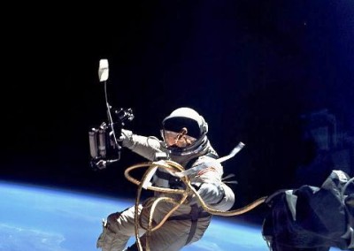 ادوارد هیگینز ویت در حال راهپیمایی فضایی، جمینای ۴