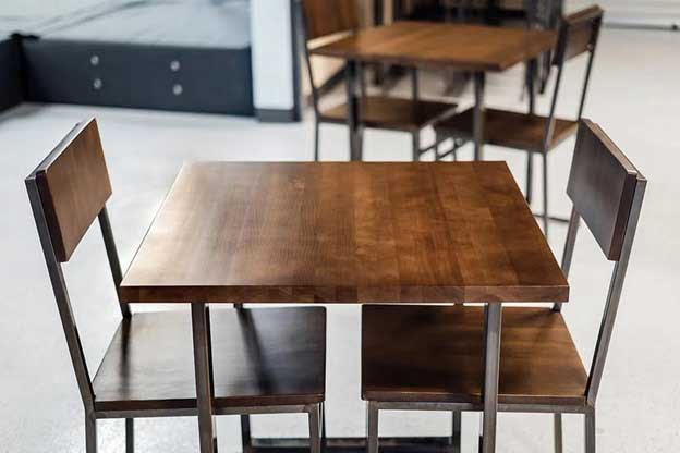 بهترین انواع چوب برای میزهای رستوران در سال 2022 به همراه اندازه و مواد