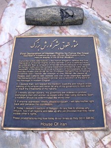 یادبود منشور کوروش در پارک بالبوآ سن دیگو کالیفرنیا، نمونه ای از ترجمه نادرست متن استوانه.