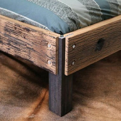 عکس پایه یک تخت خواب ساخته شده از چوب و فلز