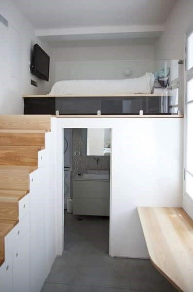 تخت خواب مدرن چوبی و سرویس بهداشتی زیر آن