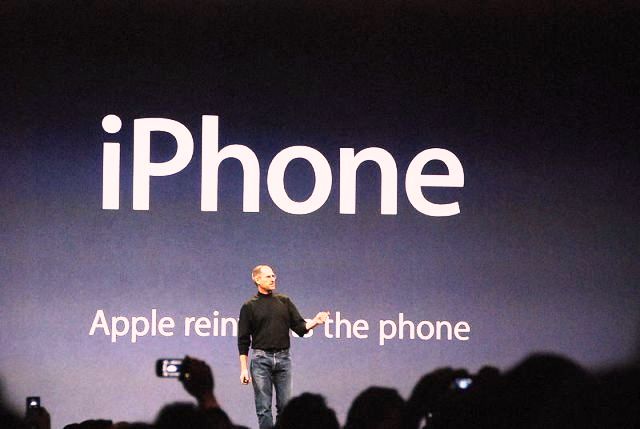 استیو جابز، مدیر عامل وقت شرکت اپل
