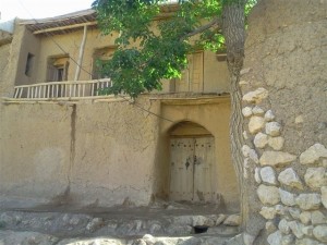 درب قدیمی چوبی متعلق به خانه آقای قدرت اله حدادی در محله رحمان قالا