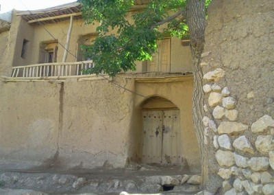 درب قدیمی چوبی متعلق به خانه آقای قدرت اله حدادی در محله رحمان قالا