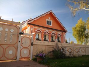 یک خانه جوبی سنتی روسی که با دقت بازسازی شده است واقع در واتیسکو سلو ، منطقه جاروسلاو روسیه