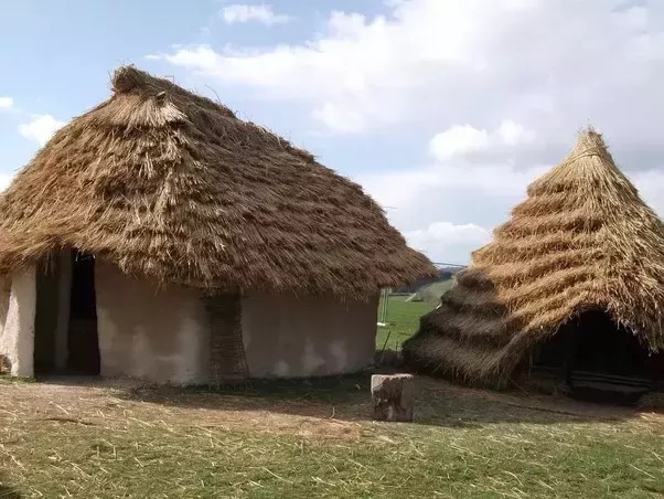  خانه بلند نو سنگی چوبی