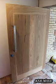 درب چوبی ساخته شده از الوار و تخته 