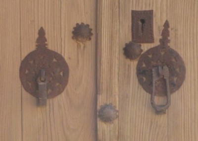 کلون و گل میخ بر روی درب چوبی متعلق به دوره قاجاریه