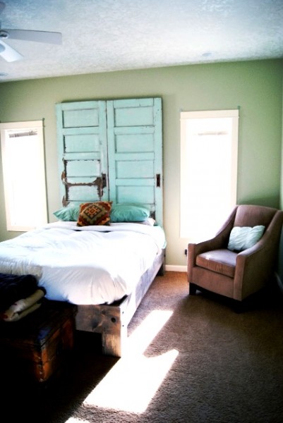 درب قدیمی و کهنه در دکوراسیون چوبی منزل و اتاق خواب