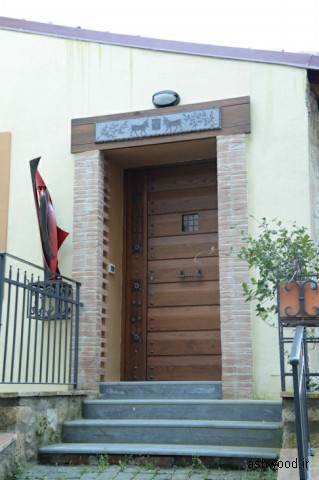 درب ورودی و نمای ساختمان