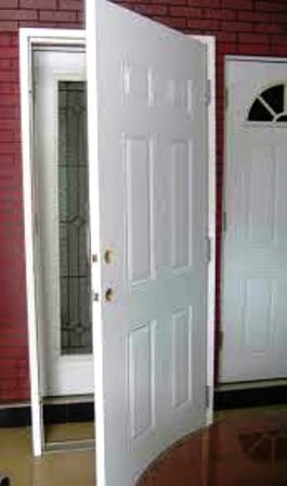 درب چوبی با قاب سفید رنگ