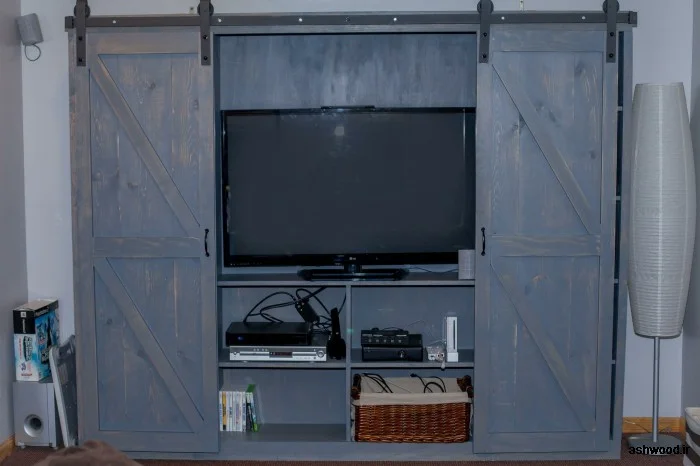 درب ریلی نصب روی دکوراسیون دیوار تلویزیون 