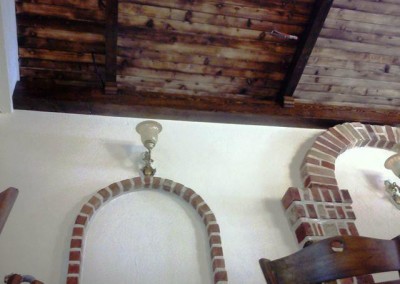 سقف چوبی با تیر چوبی و نورپردازی در دکوراسیون سنتی رستوران ایتالیایی