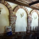 دکوراسیون آجر کاری شده و سقف چوبی رستوران ایتالیایی دکتر مقدم