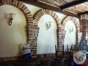 دکوراسیون آجر کاری شده و سقف چوبی رستوران ایتالیایی دکتر مقدم