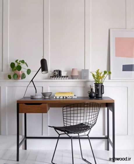دفتر با میز و صندلی و روکش دیواری چوبی سفید .