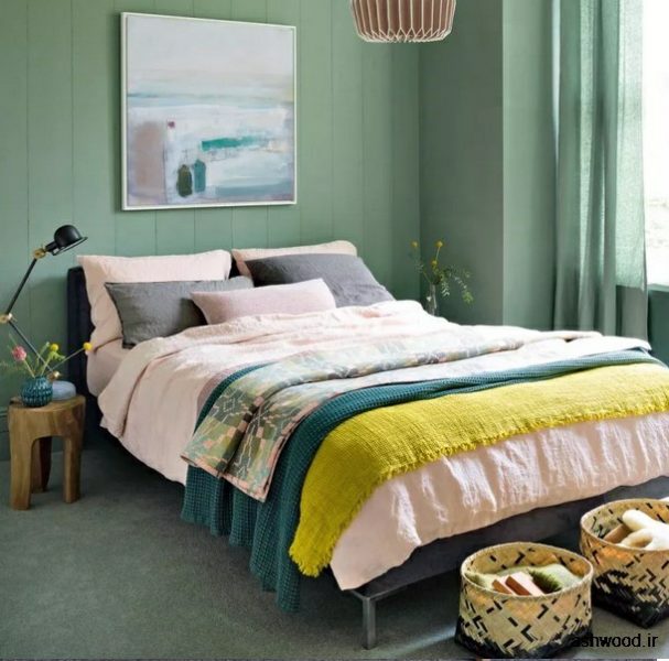 اتاق خواب با تم سبز با کف فرش و نقاشی دیواری .