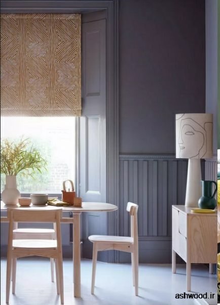 اتاق غذاخوری با میز و صندلی ، دیوارهای خاکستری و لامپ .