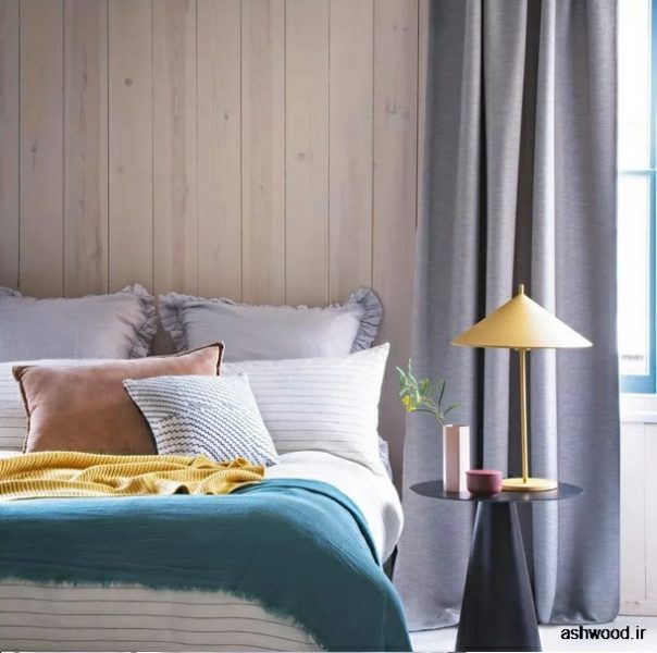 اتاق خواب با دیوارهای چوبی .