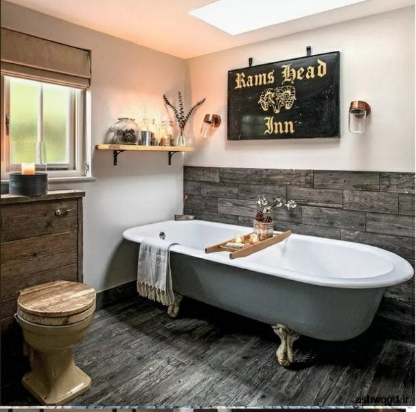 حمام با پوشش چوبی پشت وان حمام .