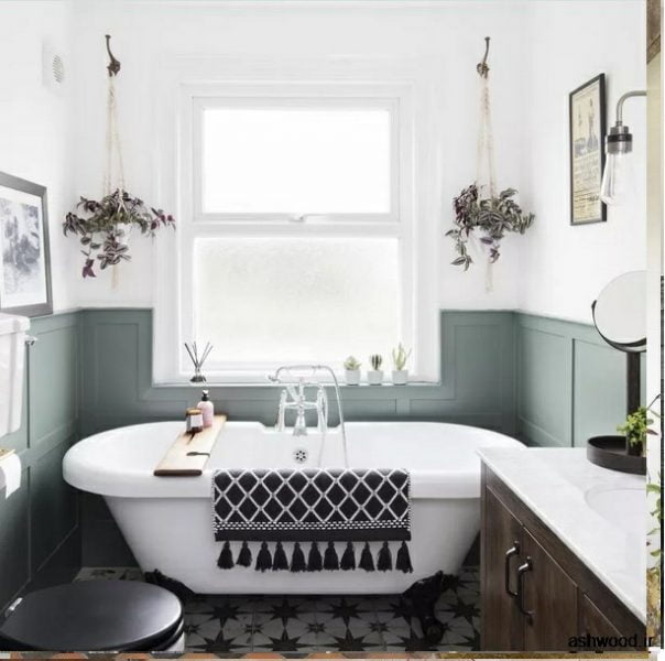 حمام با پوشش نیمه چوبی سبز رنگ .