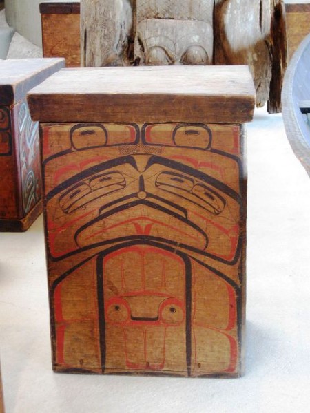 سرو جعبه قرمز Tsimshian bentwood قدمت از 1880s به، به نمایش گذاشته در موزه مردم شناسی UBC