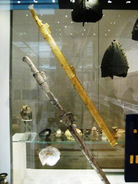 شمشیرهای طلایی پادشاهان ساسانی درموزه بریتانیا.