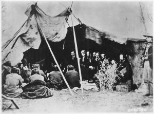 رهبران قبایل سرخ‌پوستان در حال انعقاد «پیمان صلح» با ژنرال ویلیام شرمن در زمان جنگ داخلی آمریکا در وایومینگ.