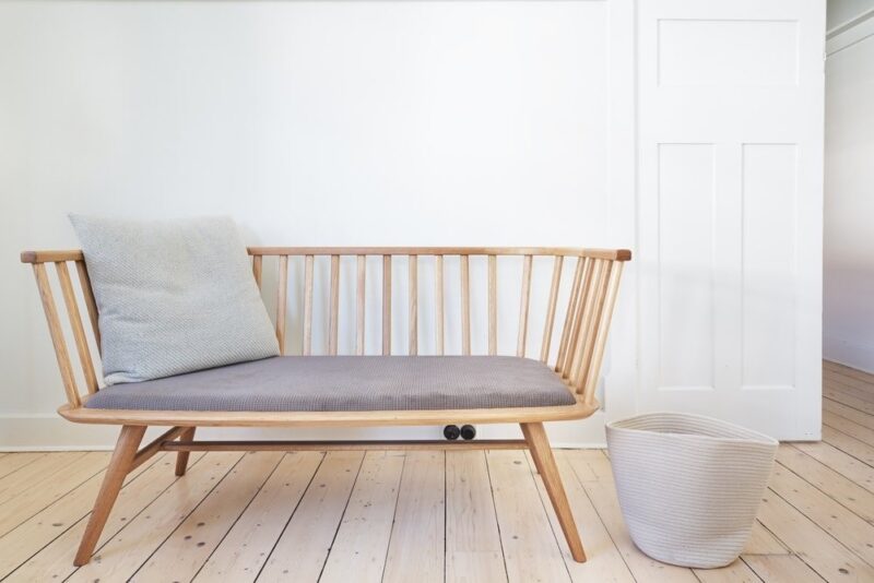 صندلی چوبی برای طراحی راهروها