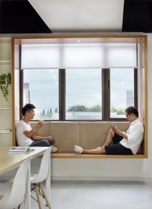 طراحی صندلی متصل به پنجره