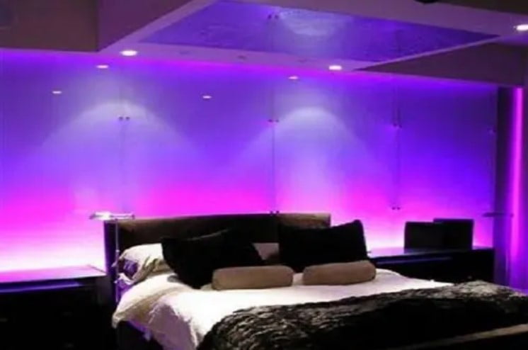 طراحی روشن دیوار اتاق خواب