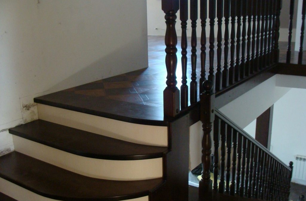 اجرای پله چوبی، کف پله ، نرده چوبی و دسته نرده چوبی پله