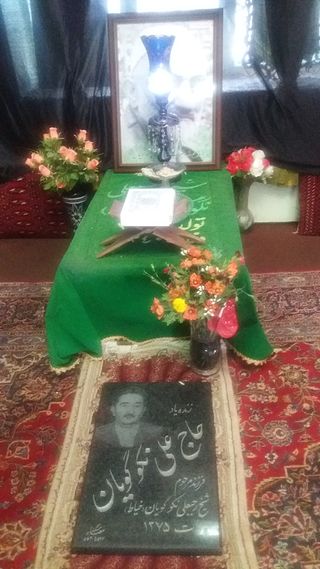 قبر رجبعلی خیاط در گورستان ابن‌بابویه - آبان ۱۳۹۴