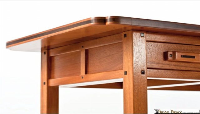 میز ساخته شده از چوب ماهگونی 