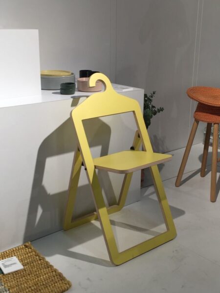 مبلمان برای فضاهای کوچک و صندلی های چوبی اضافه برای مهمان