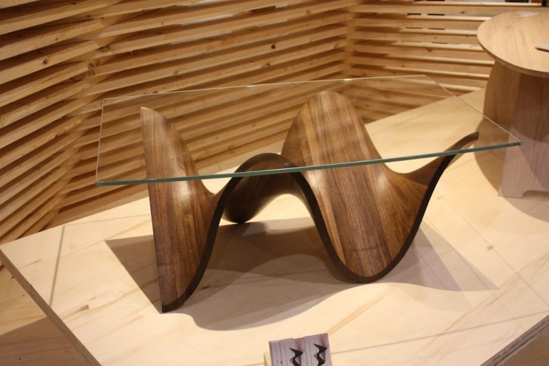 مبلمان چوبی و میز با پایه های چوب گردو