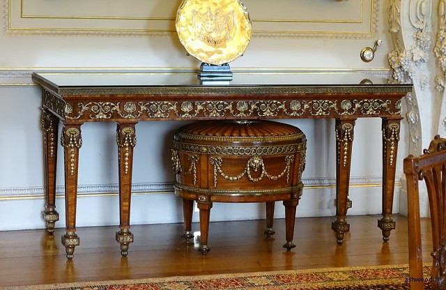 میز کنسول ، مبدا ناشناخته ، با سلارت توسط توماس چیپندیل ، ج. 1771 ، چوب گل محمدی و اورملو - اتاق ناهارخوری سلطنتی - Harewood House