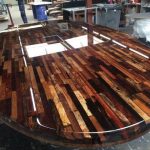 میز بزرگ تمام چوب گردو بصورت صفحه فینگر جوینت ضخیم با رنگ رزین شفاف و براق