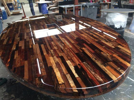 میز بزرگ تمام چوب گردو بصورت صفحه فینگر جوینت ضخیم با رنگ رزین شفاف و براق 