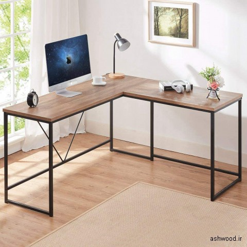 میز تحریر و کامپیوتر 