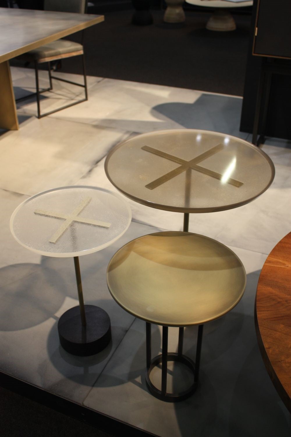 میزهای جلو مبلی چوبی با صفحه شیشه ای گرد