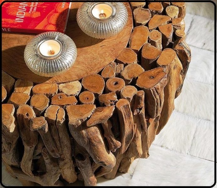 میز چوبی ساخته شده از تنه و شاخه درختان خشک 