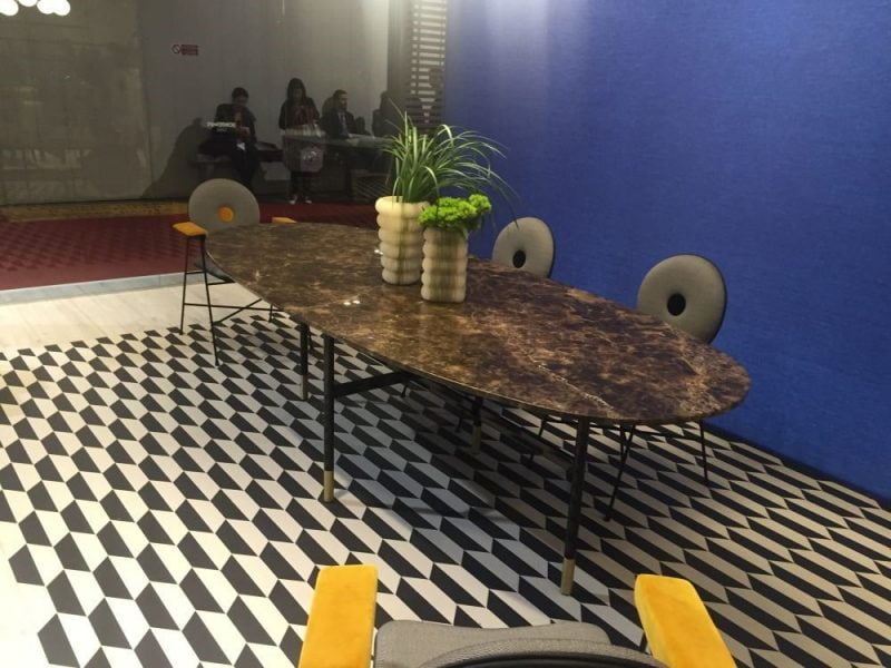 میز ناهار خوری چوبی بیضی شکل با الگوهای هندسی