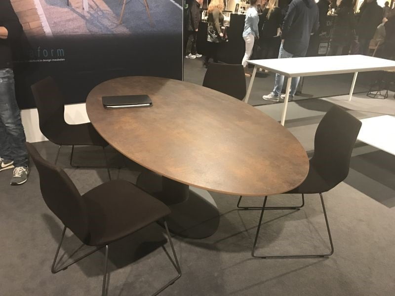 میز ناهار خوری چوبی بیضی شکل متناسب با صندلی ها