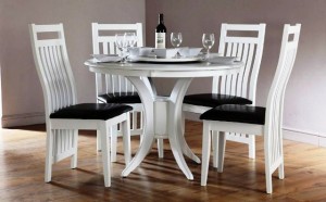 میز و صندلی سفید با نشیمن مشکی